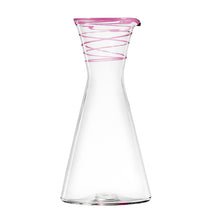 Mundblæst juicekande i glas med lyserød kant - designet af Pernille Bülow