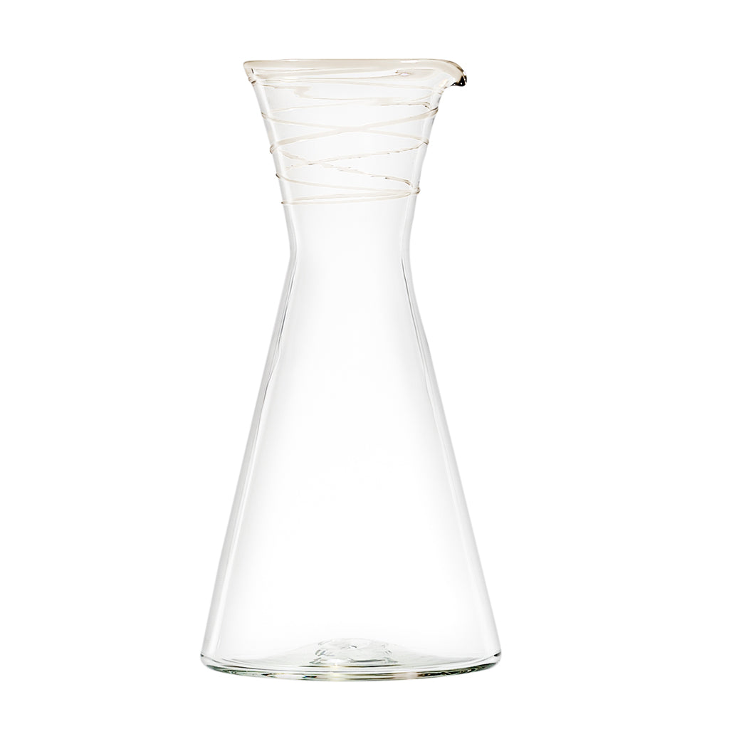 Mundblæst juicekande i glas med beige kant - designet af Pernille Bülow